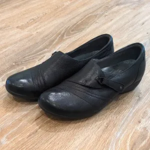 Dansko Black Leather Slip-On Shoes Women's size 39 Euro (9 US)