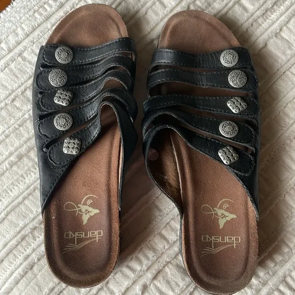 Dansko sandals black w buttons