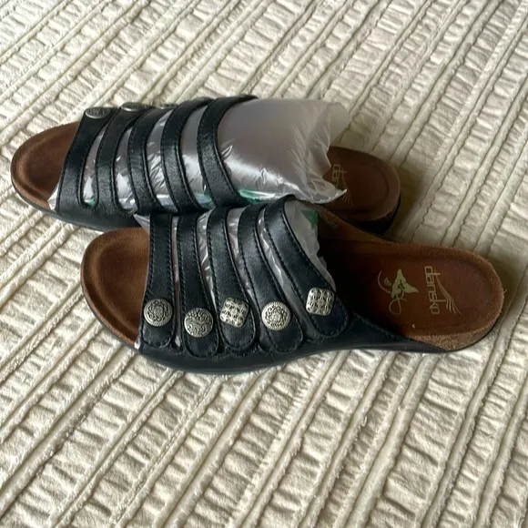 Dansko sandals black w buttons
