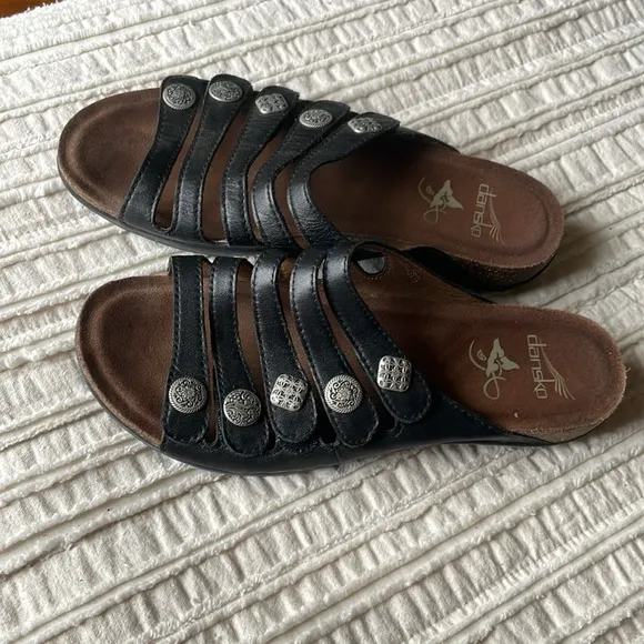 Dansko sandals black w buttons