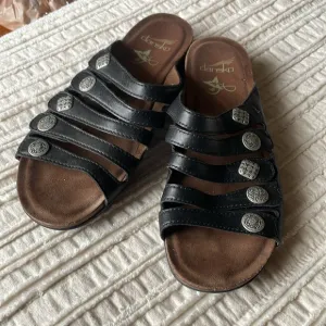Dansko sandals black w buttons