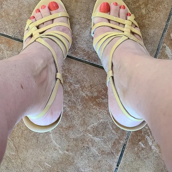 Diane von Furstenberg High Heel Sandals Size 9.5 Beige Patent Leather Sexy Shoes