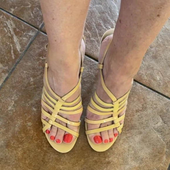 Diane von Furstenberg High Heel Sandals Size 9.5 Beige Patent Leather Sexy Shoes