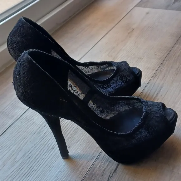 Dolce &amp; Gabbana shoes. Size  38.5 in black