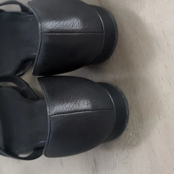 Eileen Fisher 10 Leather Black Strappy Sandals
