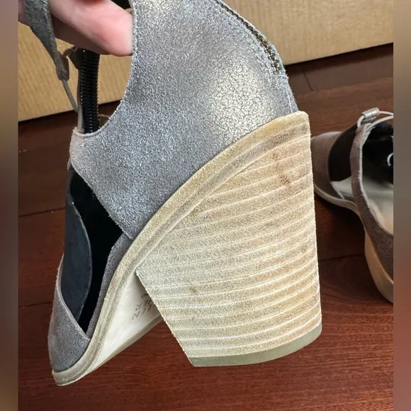 Eileen Fisher‎ Lou Sandal Platinum Metallic Suede Open Toe Block Heel Size 9