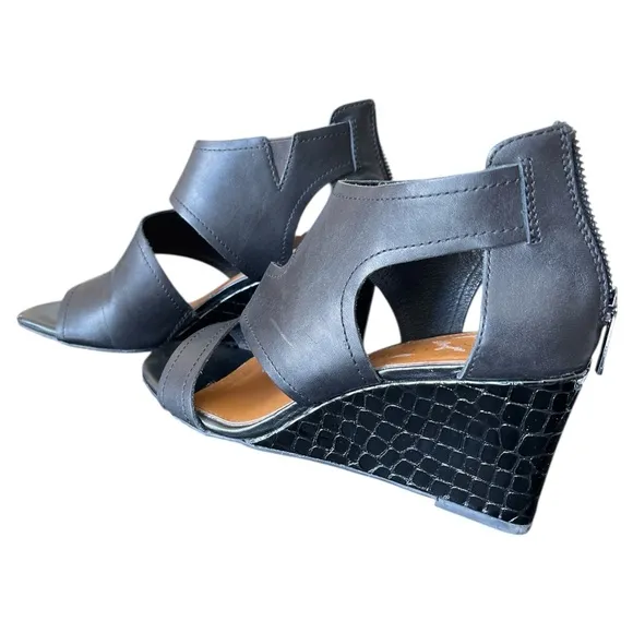 Elegant Black Donald Pliner Women Panya Cut Out Wedge Sandal Size 7.5 leather