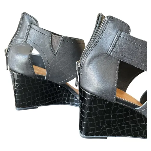 Elegant Black Donald Pliner Women Panya Cut Out Wedge Sandal Size 7.5 leather