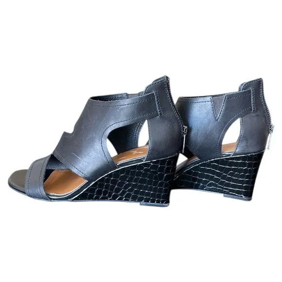 Elegant Black Donald Pliner Women Panya Cut Out Wedge Sandal Size 7.5 leather