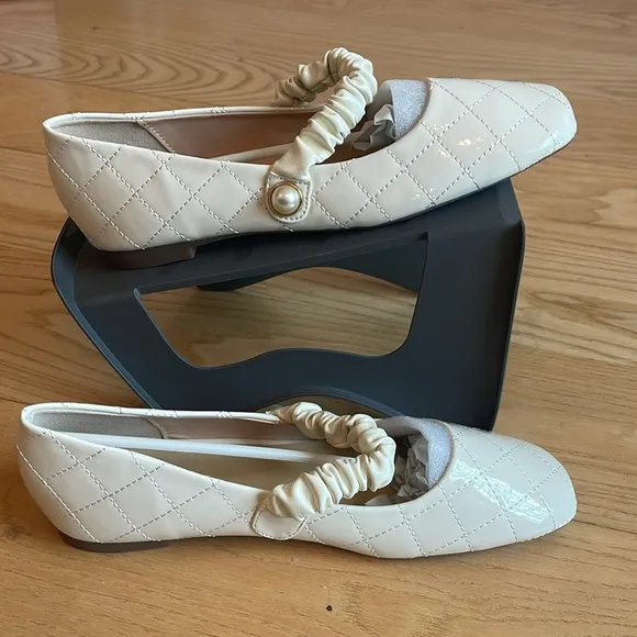 Elegant white Quilted Women's mary Jane patent leather Flats 39 8.5 - 9 with box