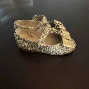Eli1957 papanatas shoes with gold glitter and bow.