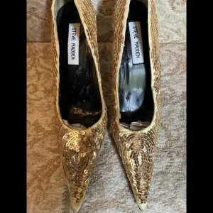 😎🤎ESTATE SALE Shoes Heels Steve Madden Gold Satin Sequins Black Heel Sz 7B