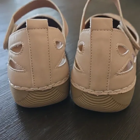 Faryn Natural Close Toe Velcro Vegan Leather Flats size US 10