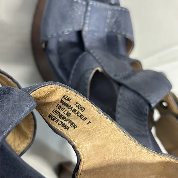 Frye leather slate blue Tamara bucket T buckle sandal heel shoes size 8.5