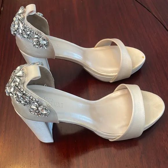 Galina signature heels Emberly embellished shoes bride size 8 M