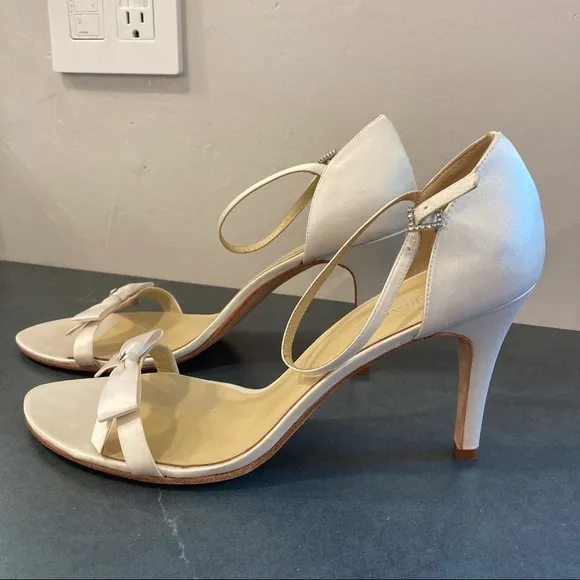 Grace sz 11 Evita white silk bow tie heeled sandals wedding shoes