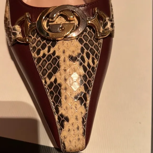 Gucci kitten heel in burgundy with snake skin accents. Size 6