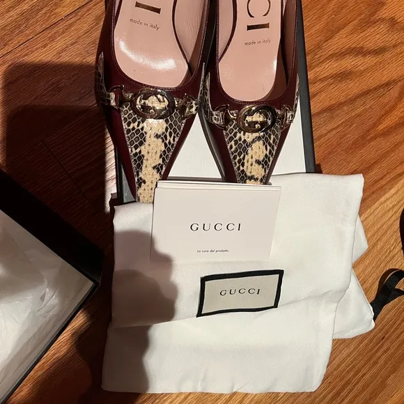 Gucci kitten heel in burgundy with snake skin accents. Size 6