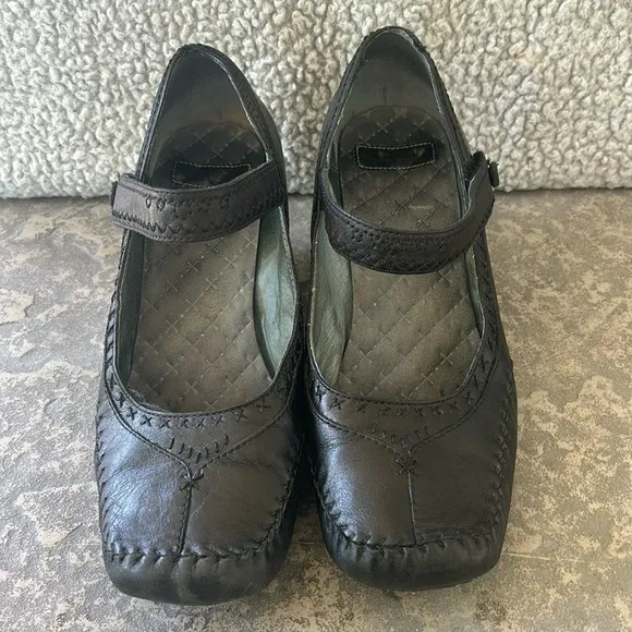 Indigo by Clarks Mary Jane Brown Leather Square Toe Curved Heel