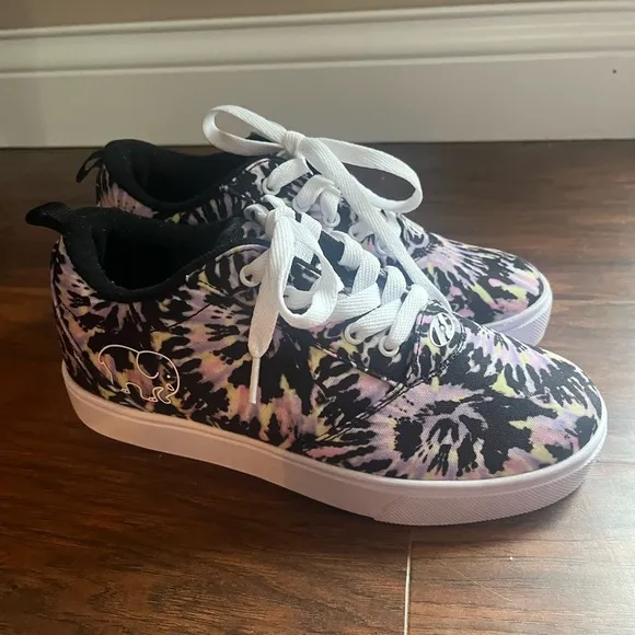 Ivory Ella Pro 20 Heelys NWOT in a youth size 5- Tie Dye pink/purple/yellow