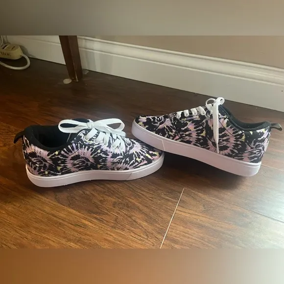 Ivory Ella Pro 20 Heelys NWOT in a youth size 5- Tie Dye pink/purple/yellow