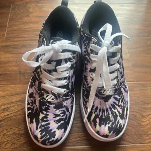 Ivory Ella Pro 20 Heelys NWOT in a youth size 5- Tie Dye pink/purple/yellow