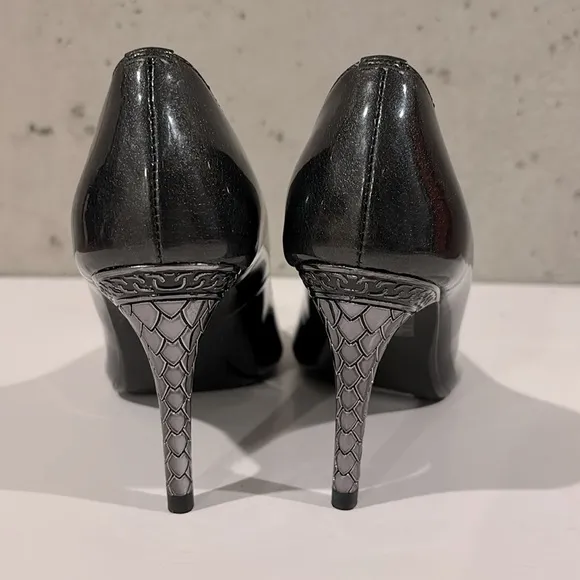 J. Renee’ Maressa Smoke Gray Patent Leather Ornate Heel Pointed Toe Pump - Sz 6