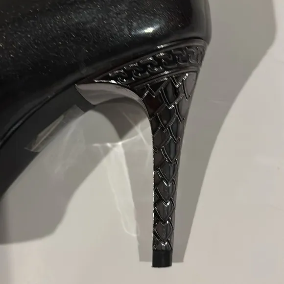 J. Renee’ Maressa Smoke Gray Patent Leather Ornate Heel Pointed Toe Pump - Sz 6