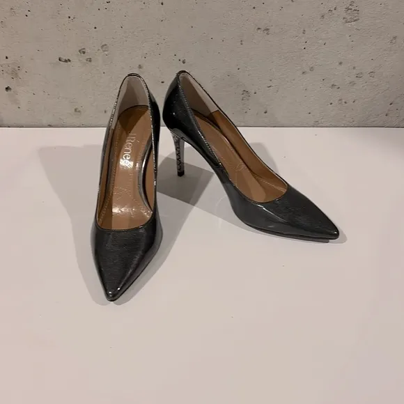 J. Renee’ Maressa Smoke Gray Patent Leather Ornate Heel Pointed Toe Pump - Sz 6