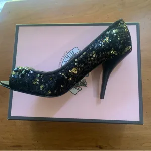 Juicy Couture Size 7.5 M Womens Daria J970112 Black Gold Messy Sequins Heels