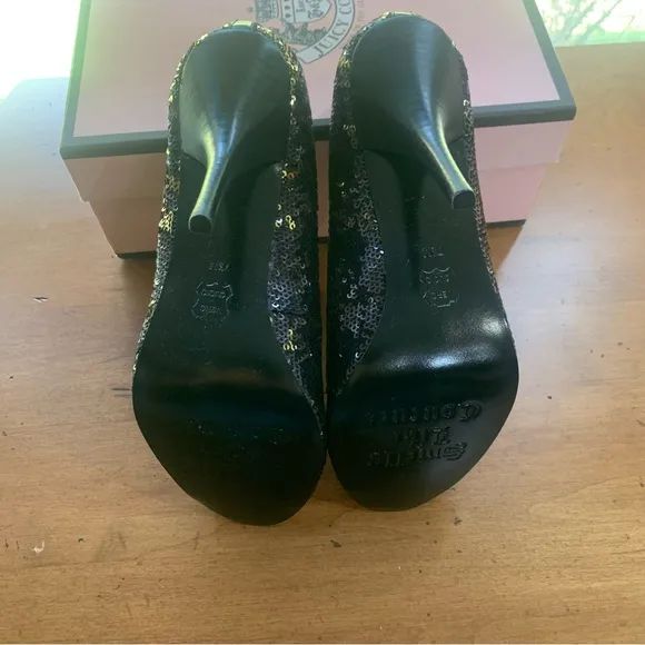 Juicy Couture Size 7.5 M Womens Daria J970112 Black Gold Messy Sequins Heels