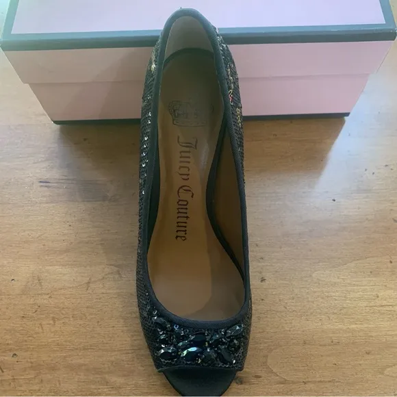 Juicy Couture Size 7.5 M Womens Daria J970112 Black Gold Messy Sequins Heels