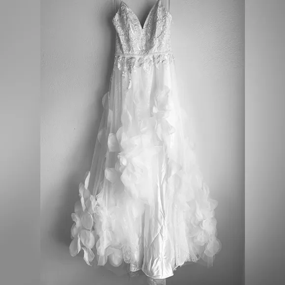 Mac Duggal White Formal Gown Size 2 Chiffon 3-D Flowers A-Line High Low Gown New