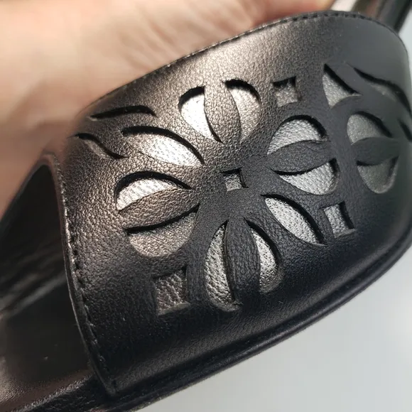 Manolo Blahnik Black Leather Silver Tooled sz 39 / 8 / 8.5