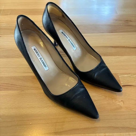 Manolo Blahnik Black Leather Women's 6.5 Closed Pointed Toe 2.5” Heels Pumps