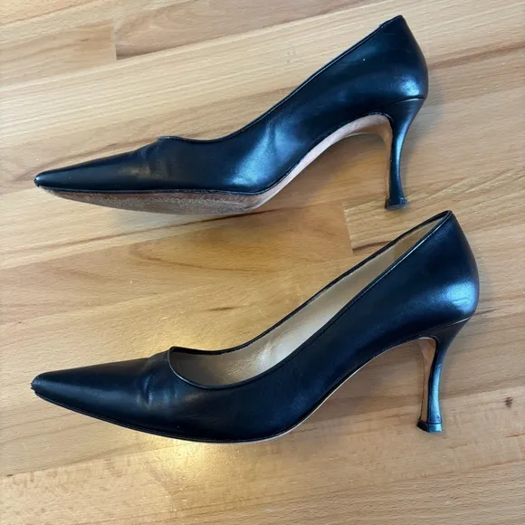 Manolo Blahnik Black Leather Women's 6.5 Closed Pointed Toe 2.5” Heels Pumps
