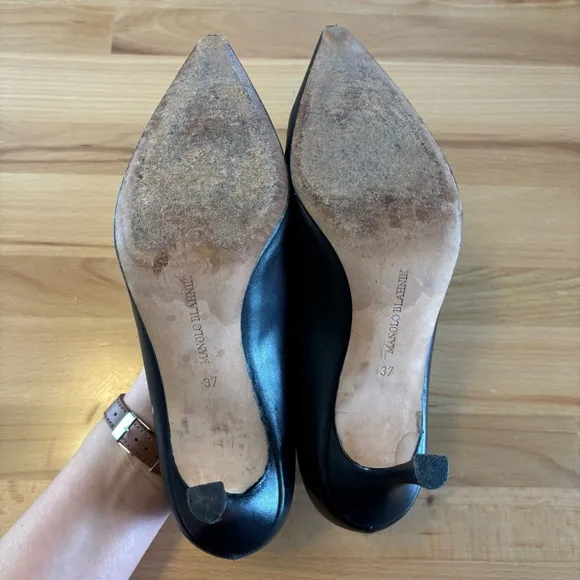Manolo Blahnik Black Leather Women's 6.5 Closed Pointed Toe 2.5” Heels Pumps
