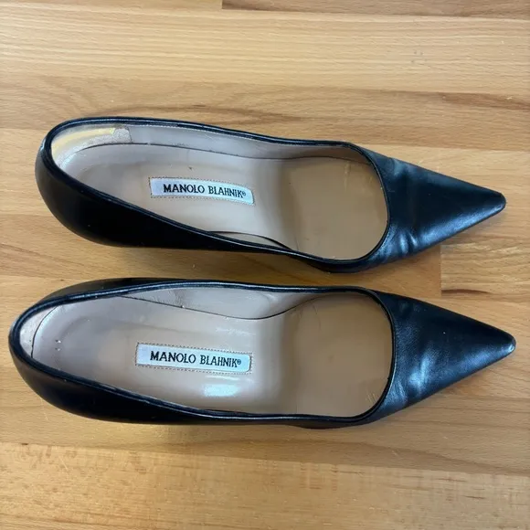 Manolo Blahnik Black Leather Women's 6.5 Closed Pointed Toe 2.5” Heels Pumps