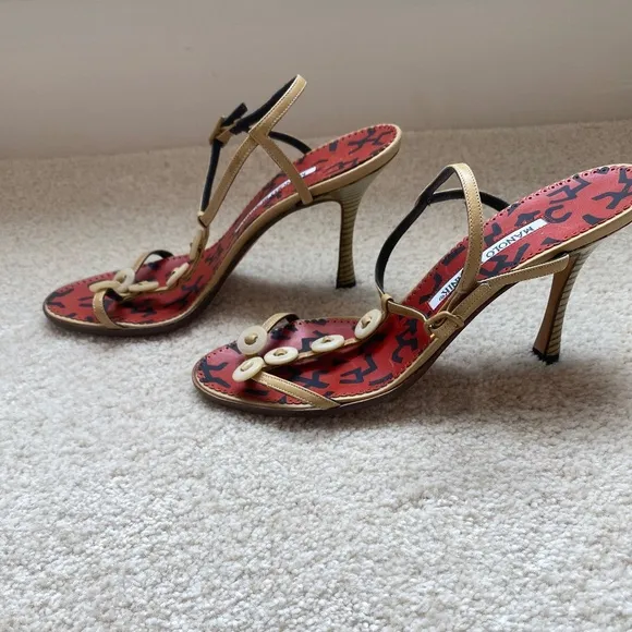 Manolo Blahnik Shell Button Sandals Size 37EU/7US