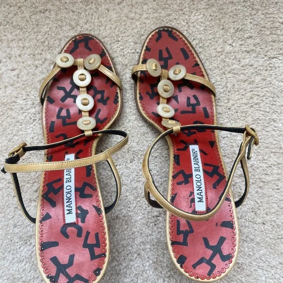 Manolo Blahnik Shell Button Sandals Size 37EU/7US