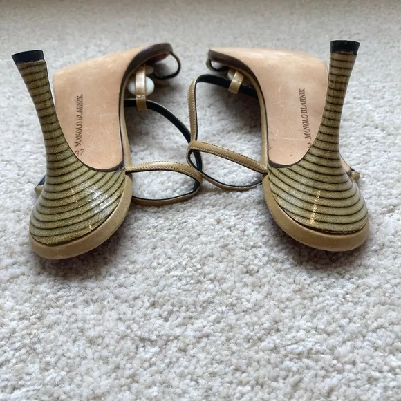 Manolo Blahnik Shell Button Sandals Size 37EU/7US
