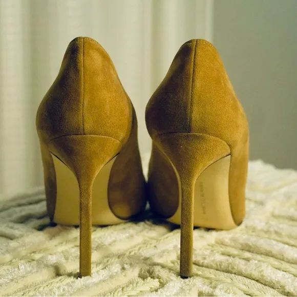 Manolo Blahnik Tan Suede Women's Pumps