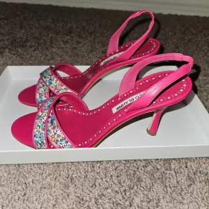 Manolo Blanhnik Lasista Kitten Heals