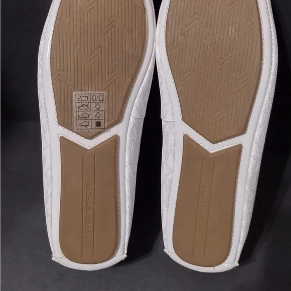 Michael Kors Women's White Flats size 9 pre owned Exellent condition