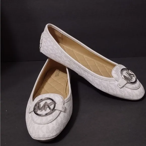 Michael Kors Women's White Flats size 9 pre owned Exellent condition