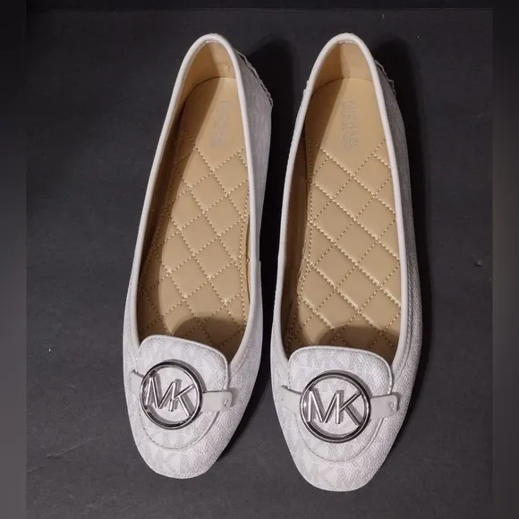 Michael Kors Women's White Flats size 9 pre owned Exellent condition