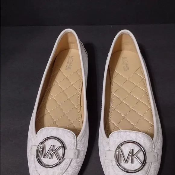 Michael Kors Women's White Flats size 9 pre owned Exellent condition
