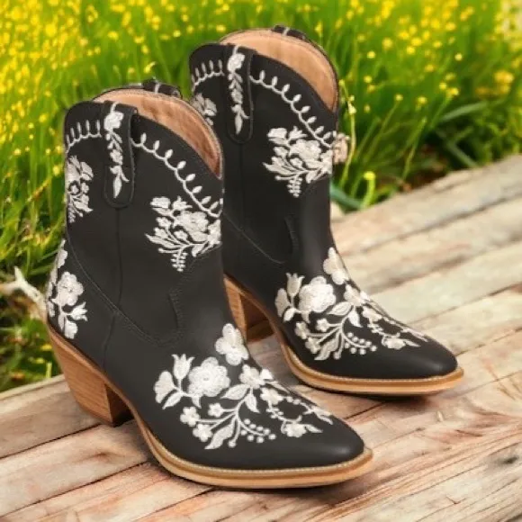 MIIM CAROLINE Black Faux Leather Embroidered Western Heeled Cowboy Booties 6
