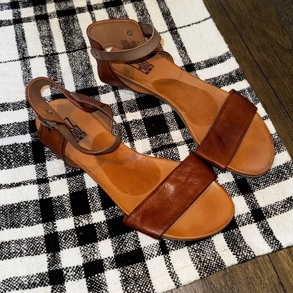 Miz Mooz Brown Leather ALANIS Buckle Strappy Sandals Lole New Size 10