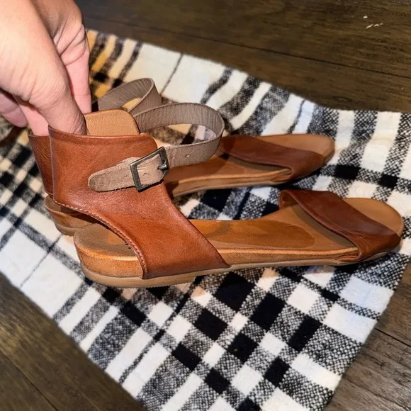 Miz Mooz Brown Leather ALANIS Buckle Strappy Sandals Lole New Size 10